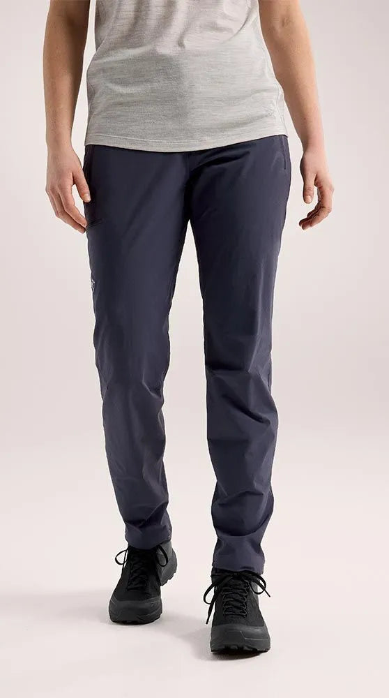 ss24_x000007064_001280_gamma-lightweight-pant_black-sapphire_women_4-r_front-view_1_1