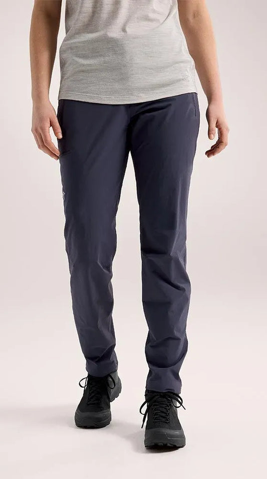 ss24_x000007064_001280_gamma-lightweight-pant_black-sapphire_women_4-r_front-view_1_1