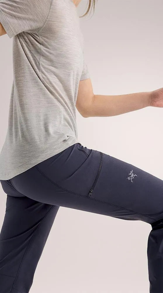 ss24_x000007064_001280_gamma-lightweight-pant_black-sapphire_women_4-r_side-view_1